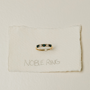 Noble Saffier & Diamant ring