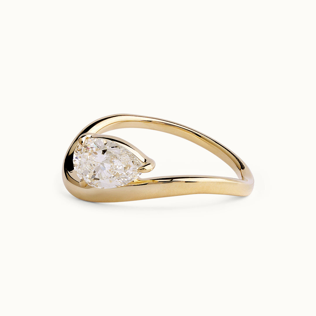 Sophia Wavy Peer Ring