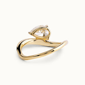 Sophia Wavy Peer Ring